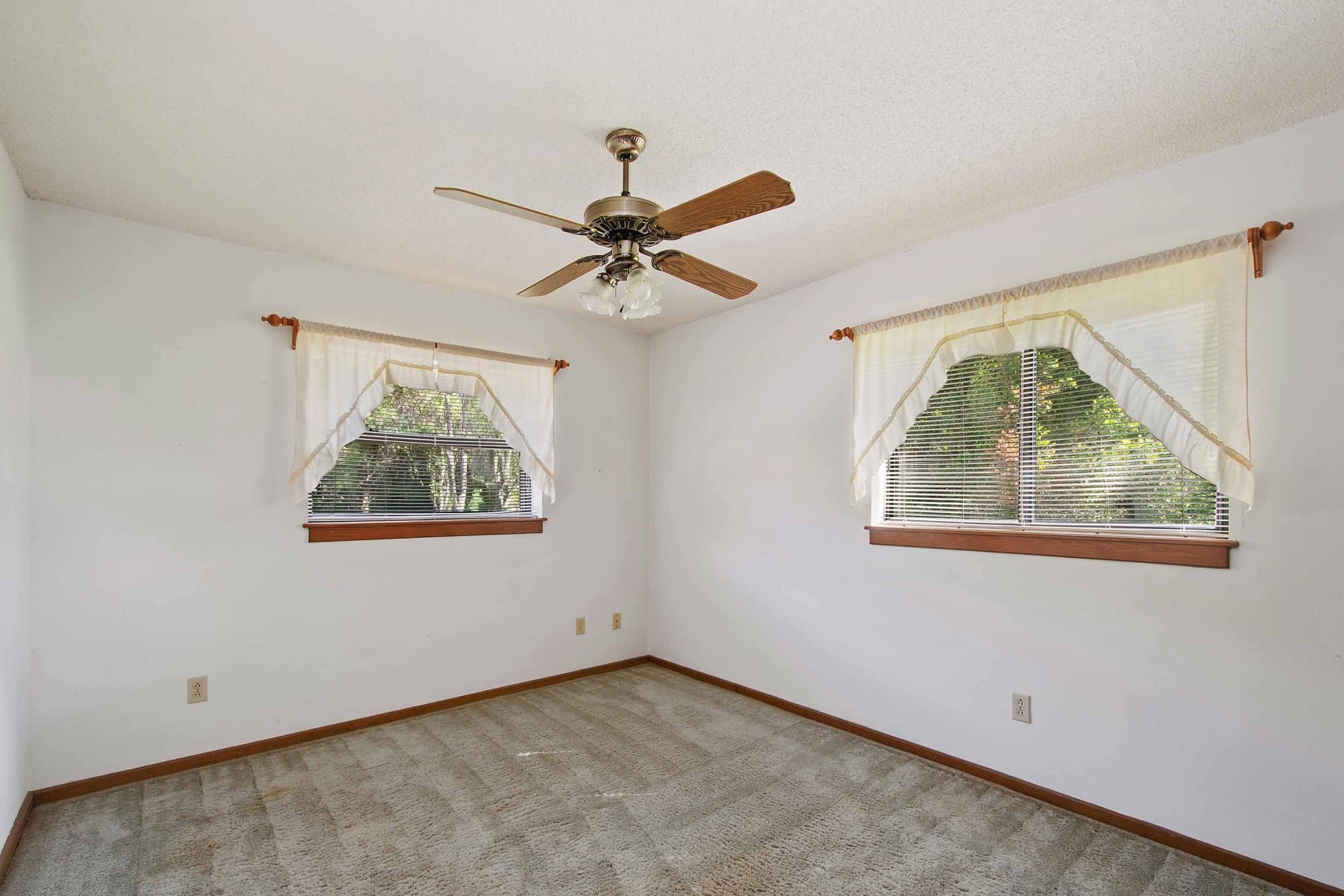 280 W 3rd St, Chuluota, FL 32766 280 W 3rd St, Chuluota, FL 32766