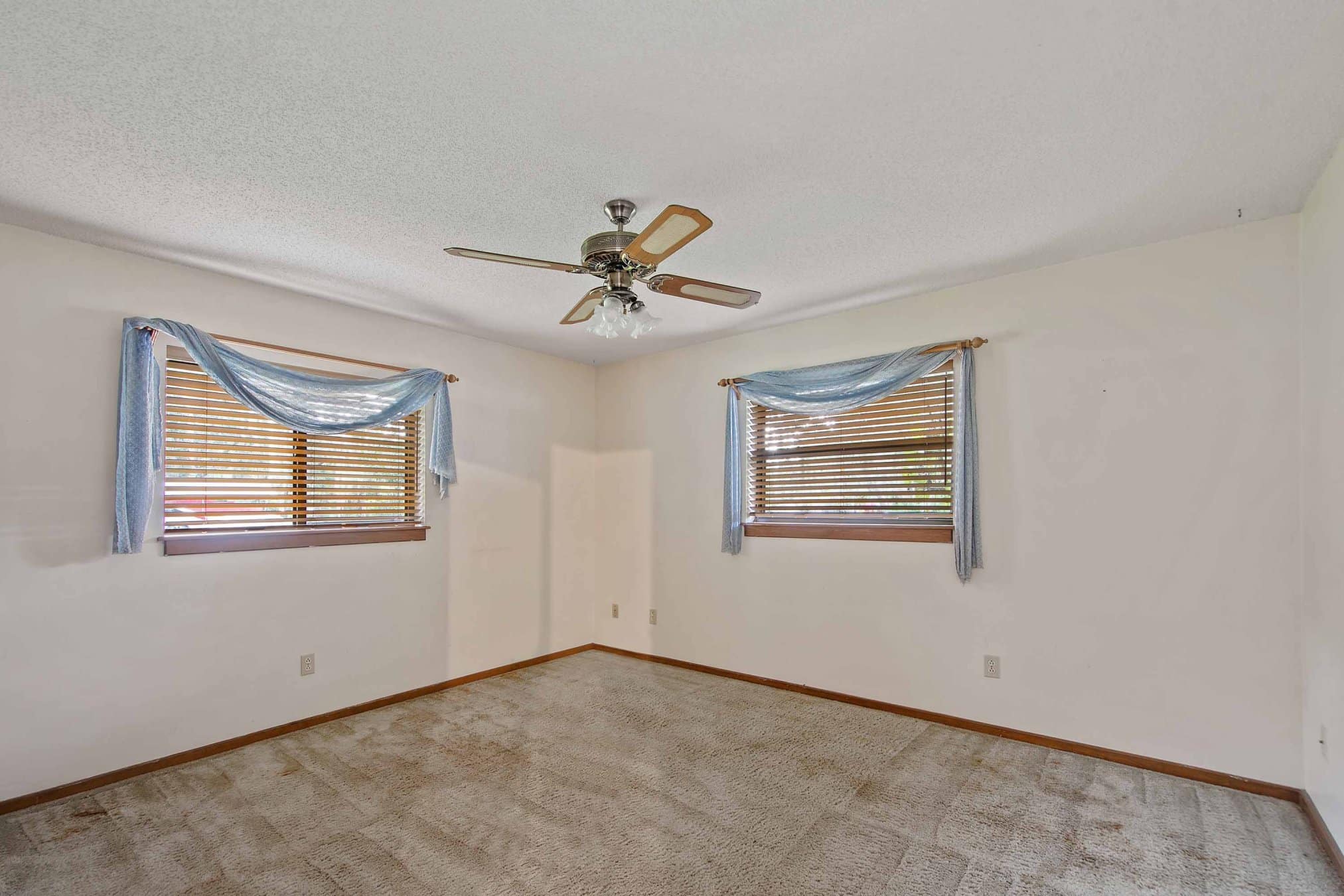 280 W 3rd St, Chuluota, FL 32766 280 W 3rd St, Chuluota, FL 32766