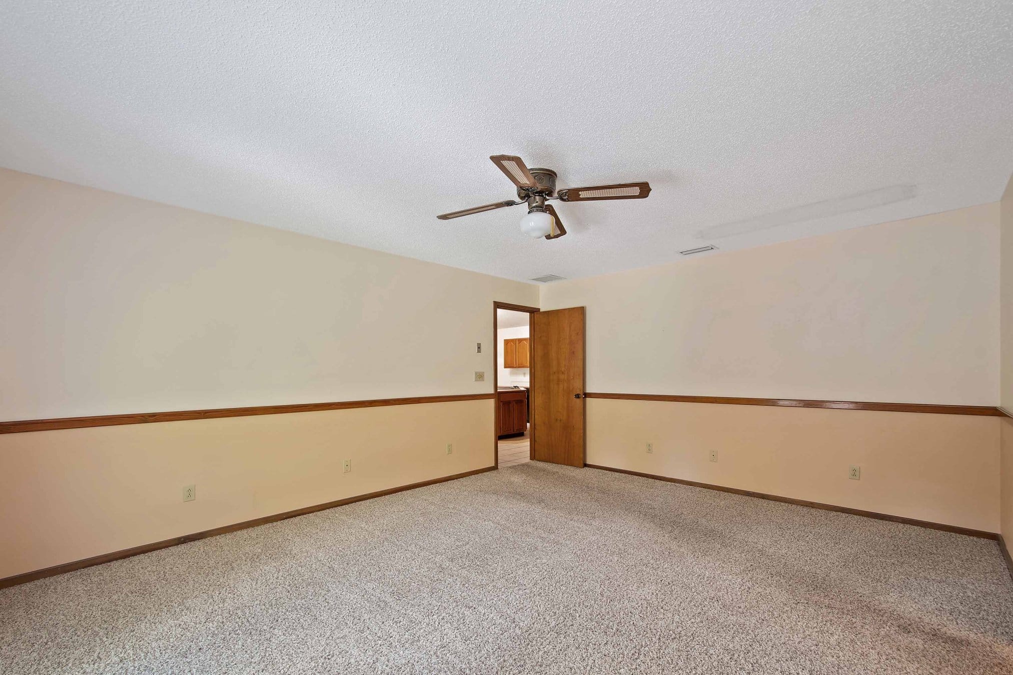 280 W 3rd St, Chuluota, FL 32766 280 W 3rd St, Chuluota, FL 32766