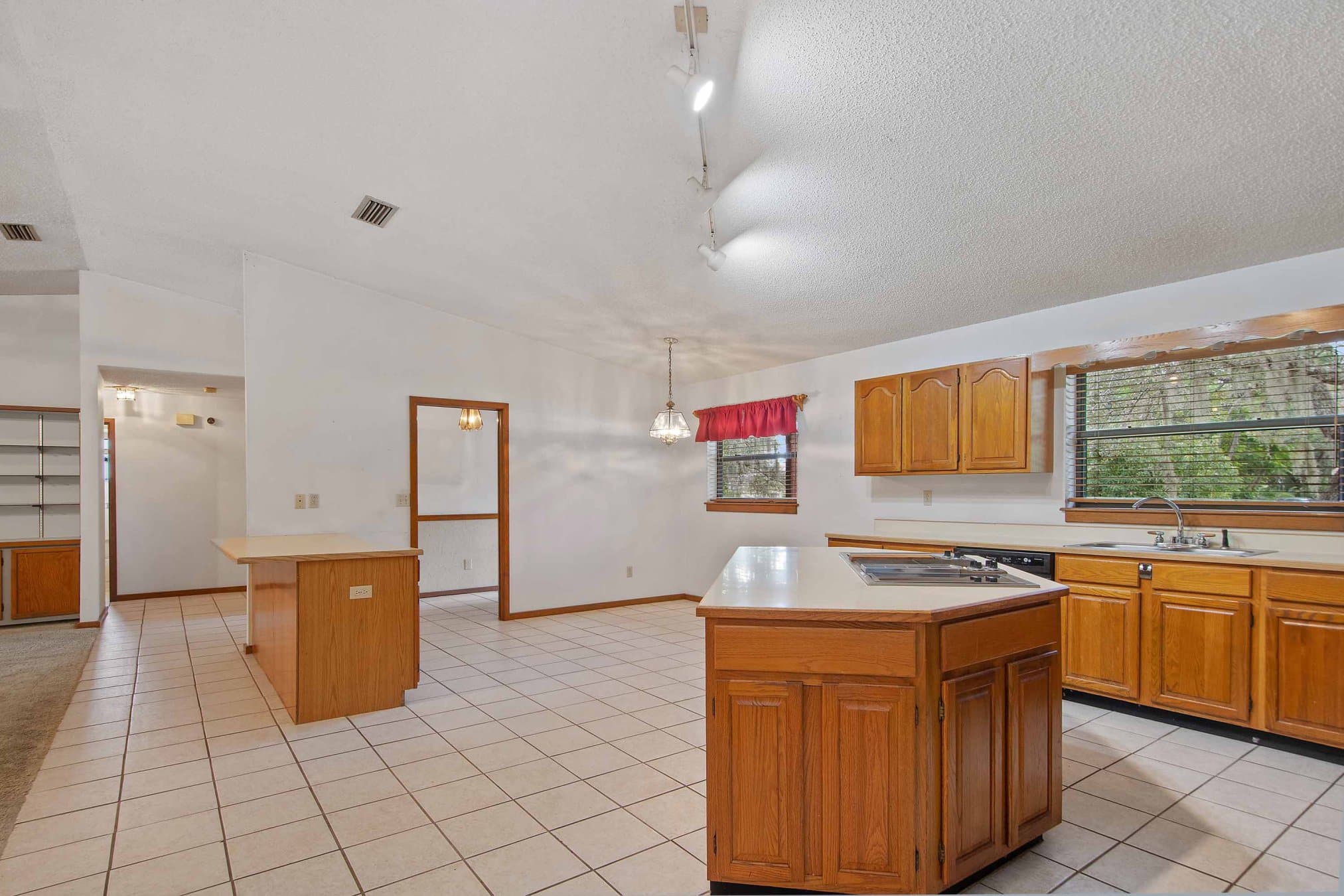 280 W 3rd St, Chuluota, FL 32766 280 W 3rd St, Chuluota, FL 32766