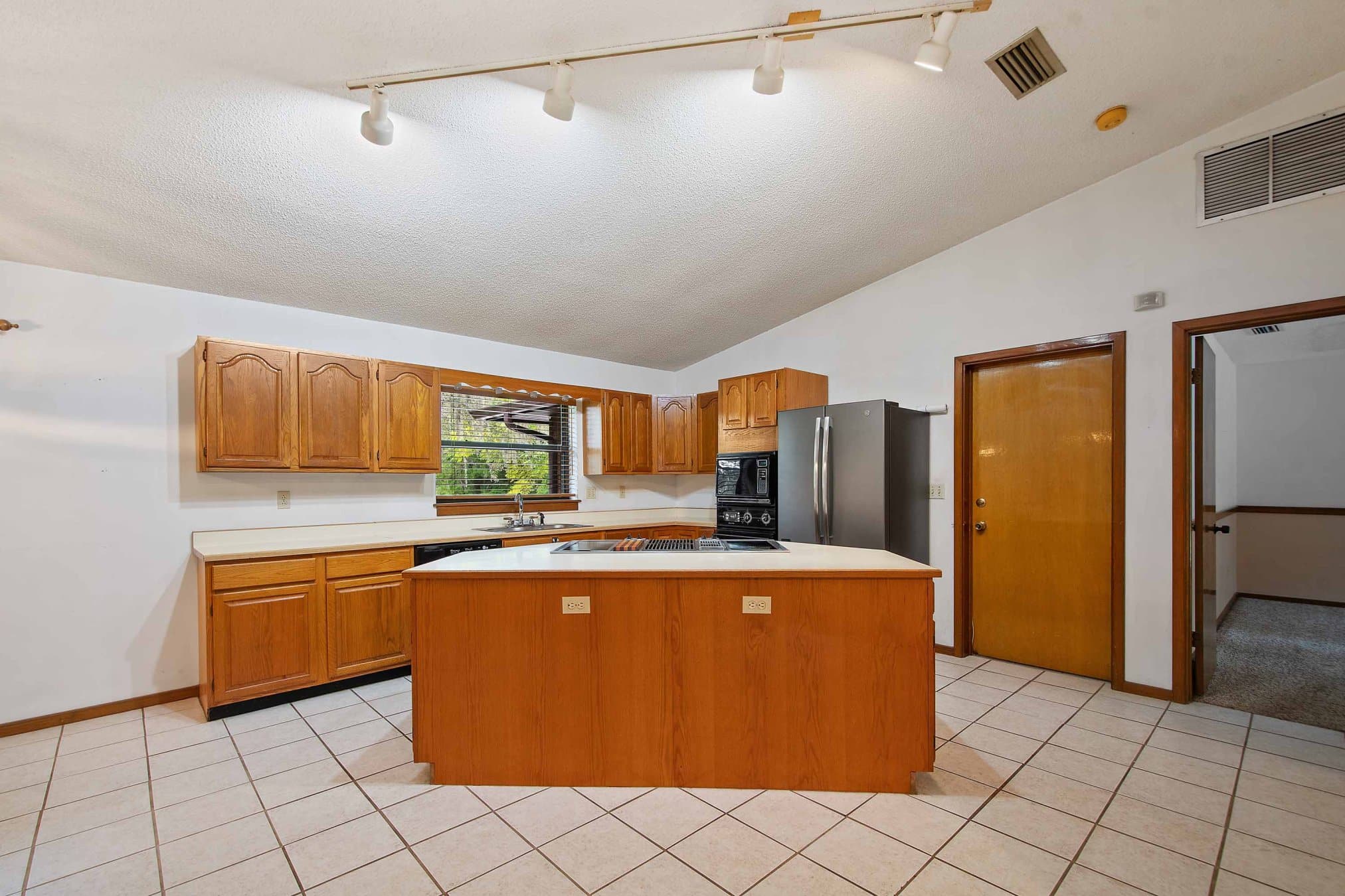 280 W 3rd St, Chuluota, FL 32766 280 W 3rd St, Chuluota, FL 32766