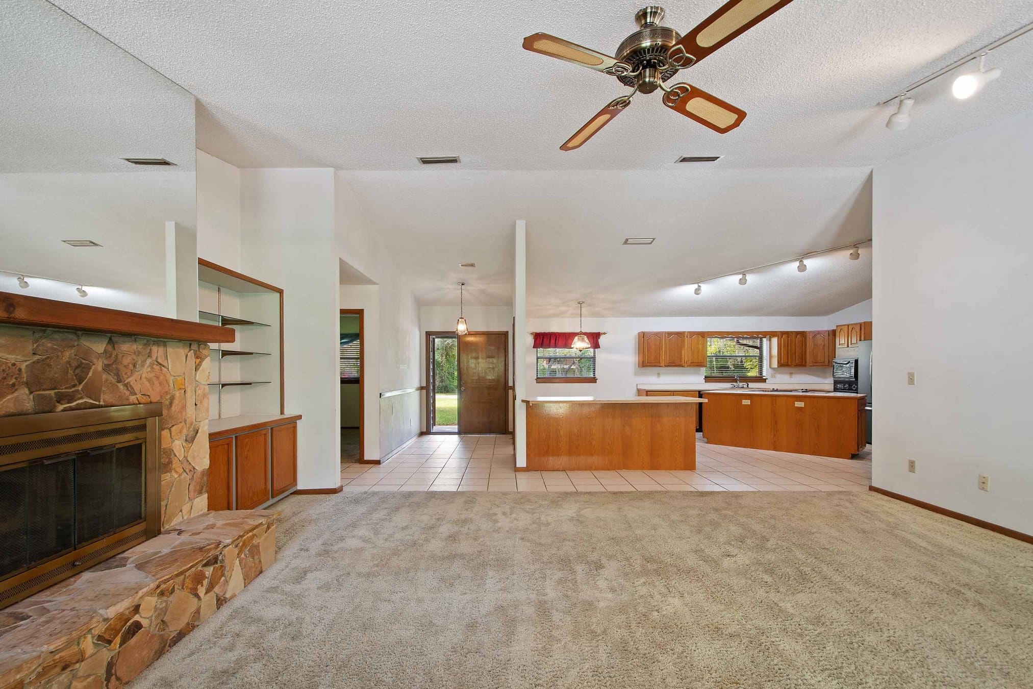 280 W 3rd St, Chuluota, FL 32766 280 W 3rd St, Chuluota, FL 32766