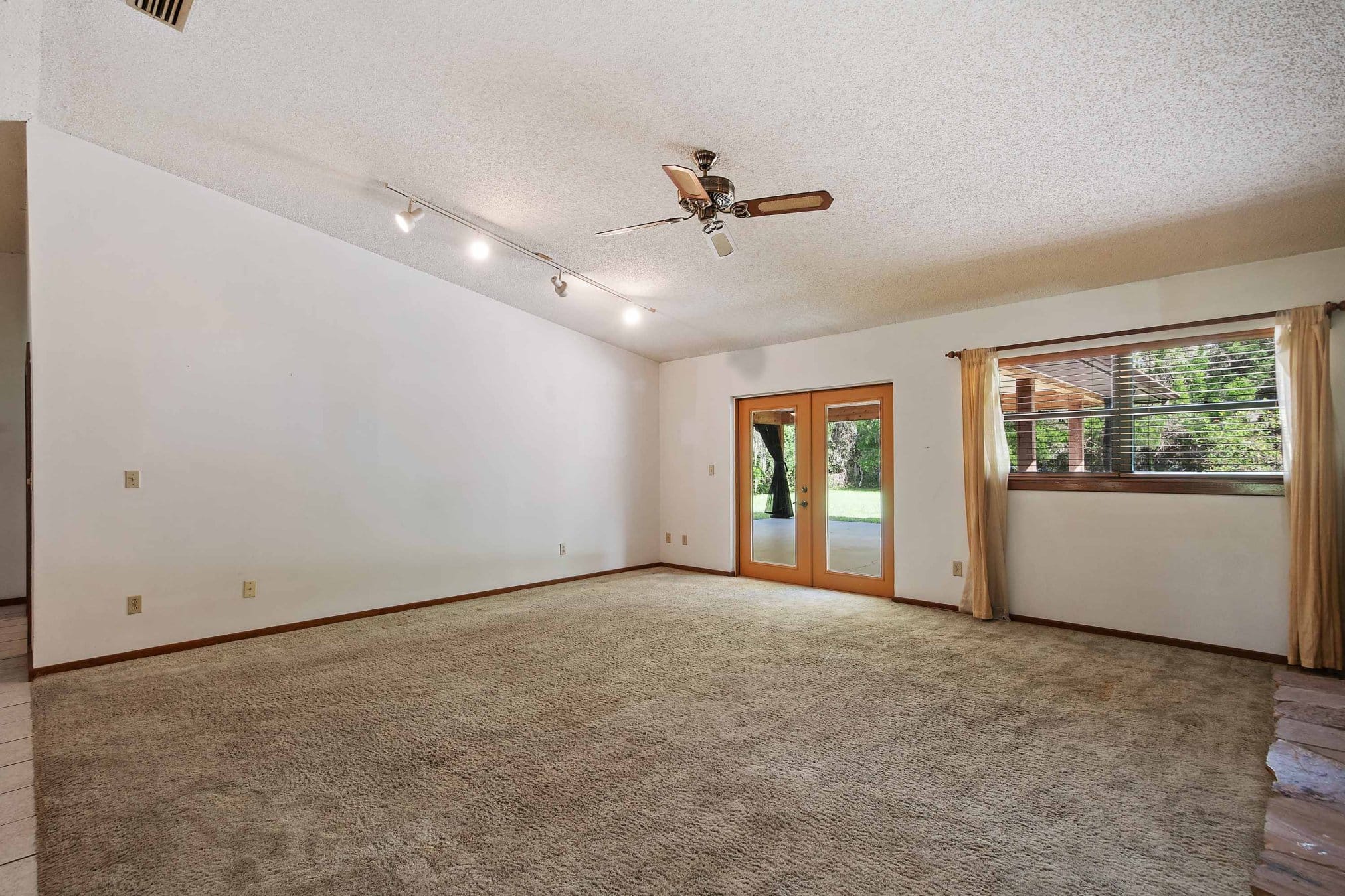 280 W 3rd St, Chuluota, FL 32766 280 W 3rd St, Chuluota, FL 32766