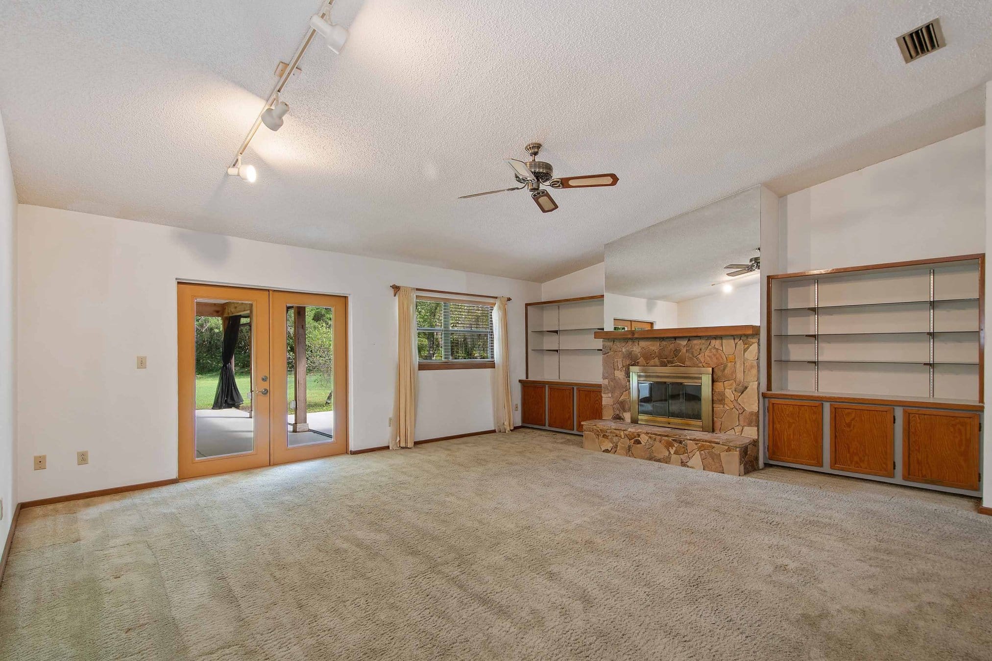 280 W 3rd St, Chuluota, FL 32766 280 W 3rd St, Chuluota, FL 32766