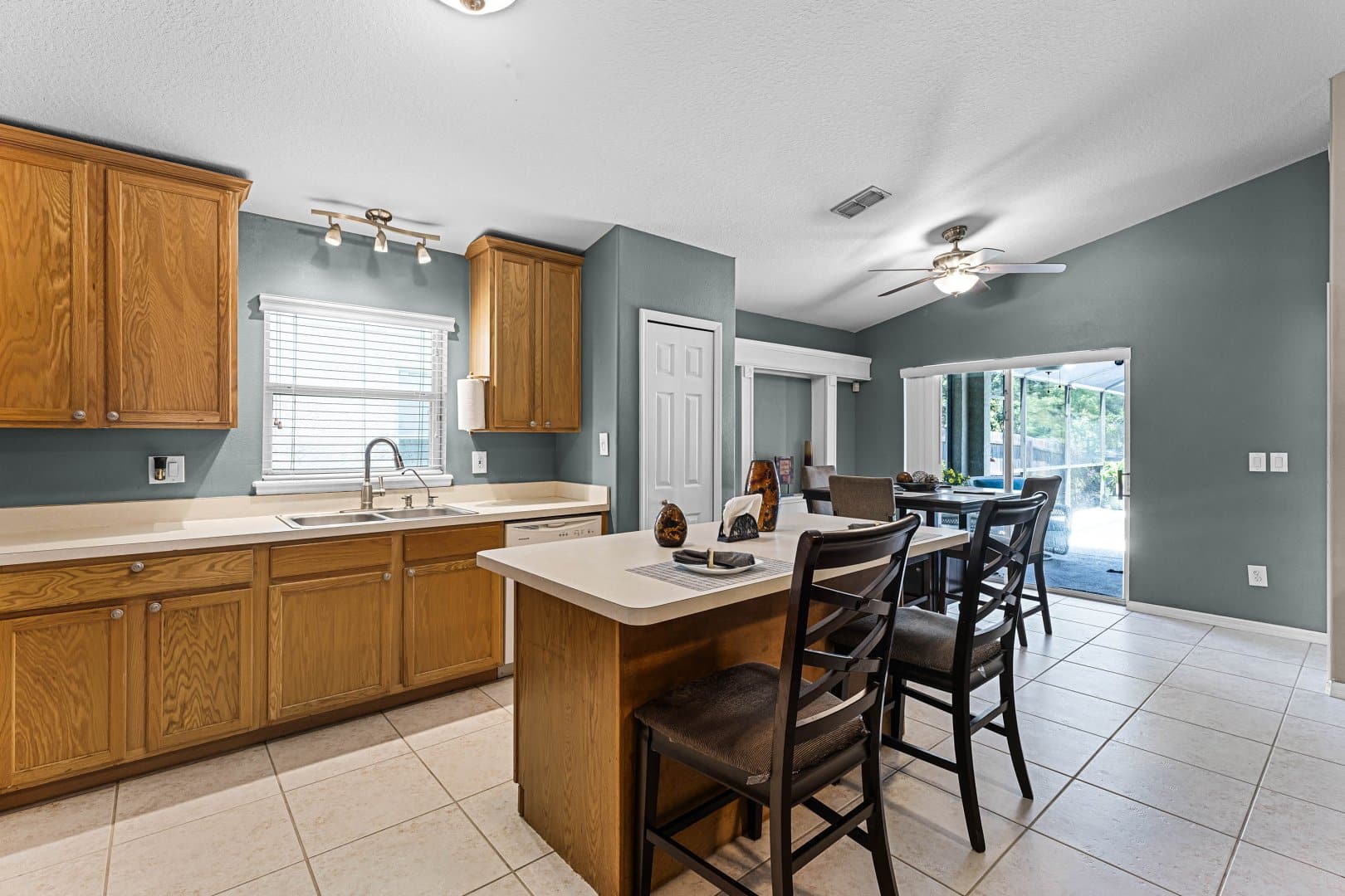 371 Lynn St, Oviedo, FL 32765 371 Lynn St, Oviedo, FL 32765
