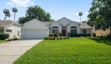 Front view of 1120 Twin Oaks Circle